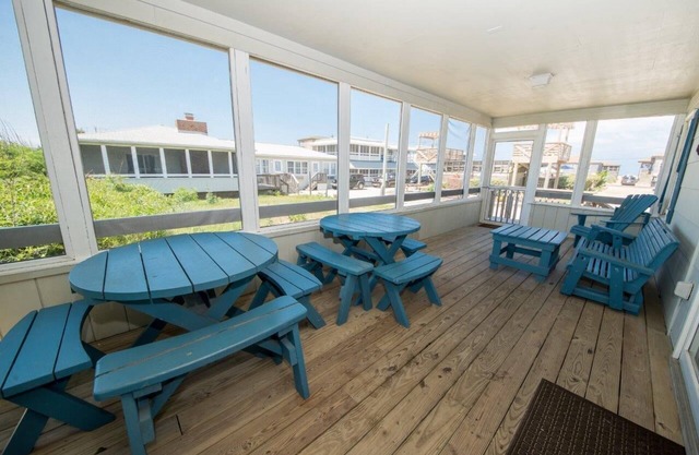 Saltaire Cottage 11: 3BR Kitchen Screen Porch Pool