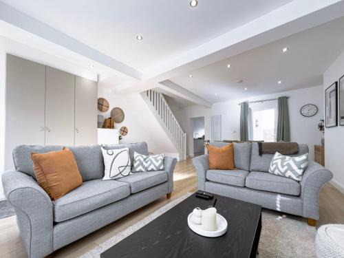 Salters Cottage - Stunning Modernised 3 BR Home Just Steps From the Beach