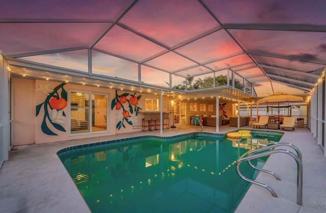 🍊Saltwater Heated Pool, Massage Chair, 12 Mins from Anna Maria, Sleeps 12