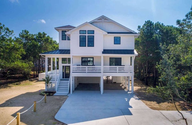 Saltwater Pool, Outdoor Bar, & 5-Min Walk to Beach