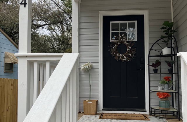 Salty Bottom Bungalow. Chic Renovated 3-bed, 2-bath in the center of Charleston!