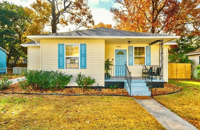 Salty Breeze Bungalow: located near beaches, downtown, coliseum, riverfront park