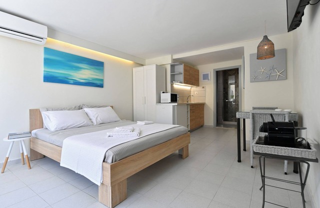 "Salty" New & Cozy Studio in the Heart of Naousa