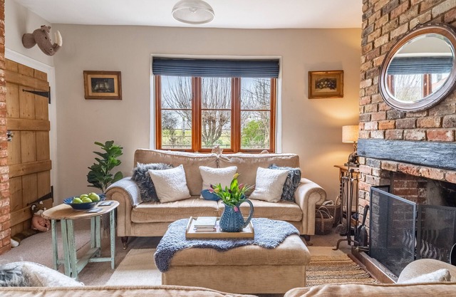 Samphire Cottage - character cottage with wood burning stove and courtyard garden