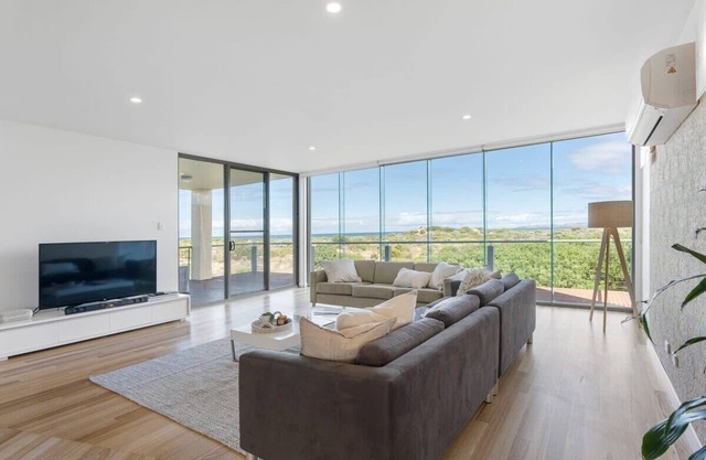 Samphire Middleton-Absolute Beachfront-Luxury-WiFi