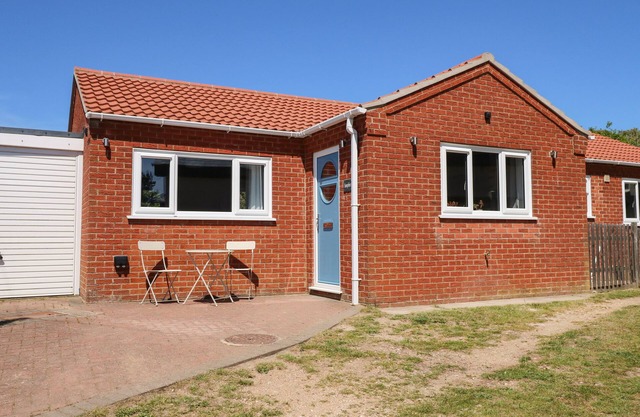 SAMPHIRE, pet friendly, country holiday cottage in Anderby Creek