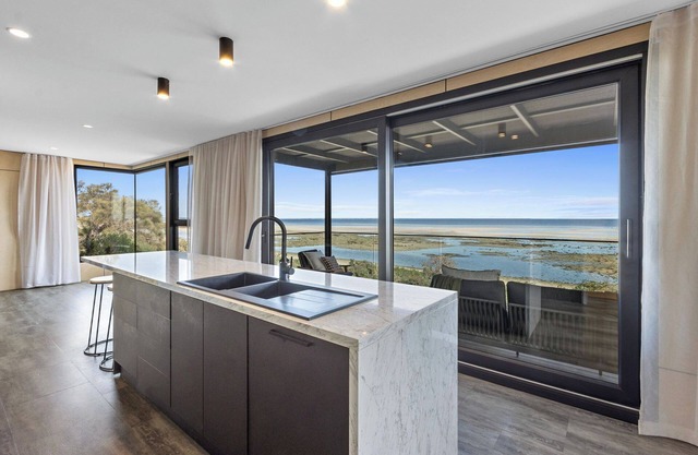 Samphire Stays at Hardwicke Bay - Absolute beachfront!