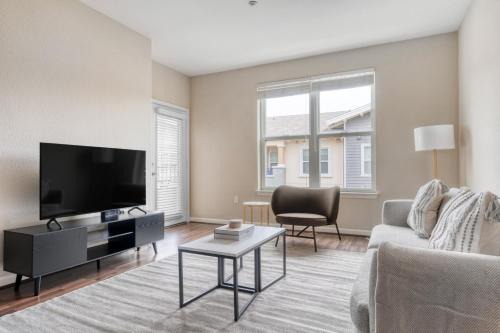 San Bruno 1BR w Pool Gym WD nr highways SFO-996
