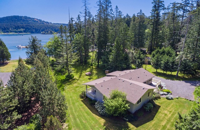 Waterfront Paradise, Private Beach House, Family Fun!