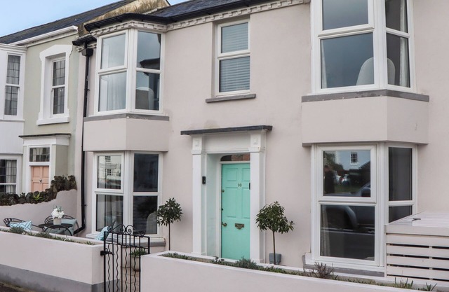 SANCTUARY COTTAGE, family friendly, with open fire in Shaldon