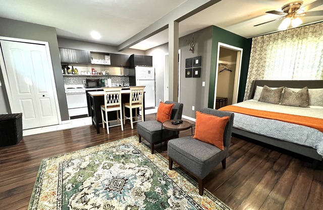 Park Side Studio-Pets Welcome!