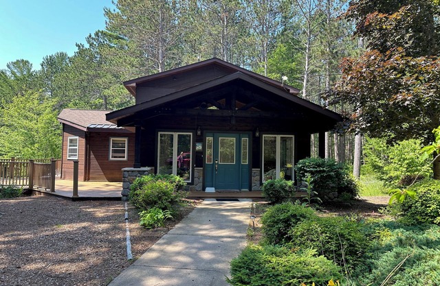 Sand River Resort - Sauna, River & Lake Superior Access