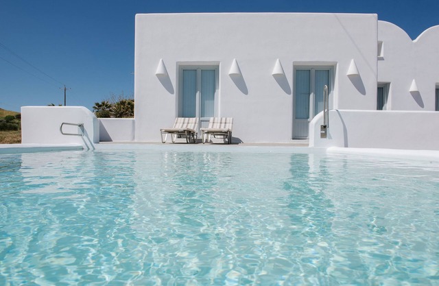 Sand Villa - mer villa de luxe avant par la plage de Monolithos.