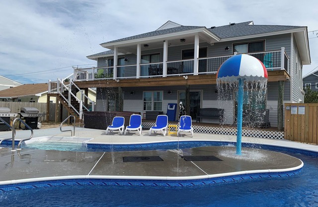 Sandbridge 8br/6ba 4th row on Back Bay with lazy river and hot tub