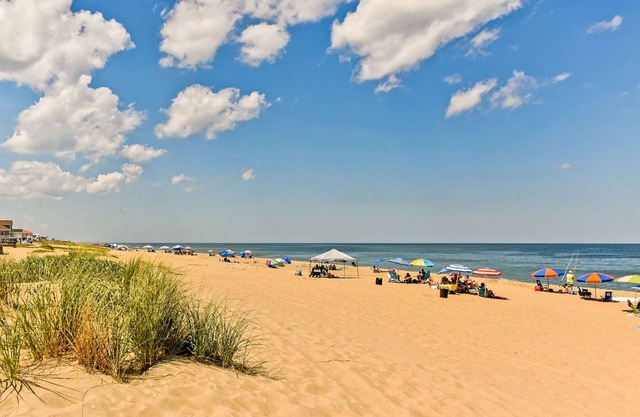 SANDBRIDGE BEACH ,Sunsets & Great Views, 2 pools, WALK to Beach.