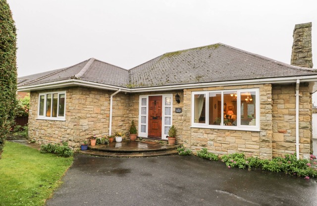 SANDERLING, pet friendly, character holiday cottage in Scalby