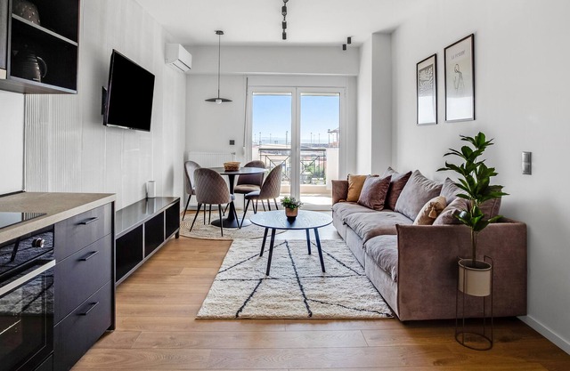 Sanders Arch - Cozy 1-Bdr. Apt. w/ Balcony