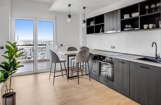 Sanders Arch - Smart 1-Bdr. Apt. w/ Balcony