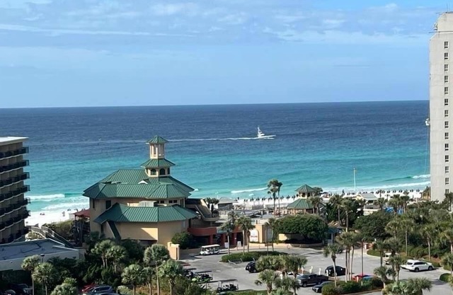 Sandestin Townhome on beach side of resort, sleeps 6, sitting on Lake Horseshoe.