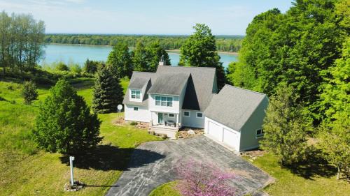 Sandhill House - Spectacular Lake Home With Toys!