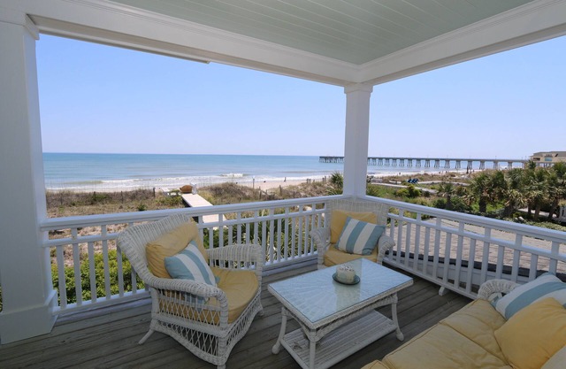 Sandpiper Cottage - Oceanfront home with gourmet kitchen, Jacuzzi and more