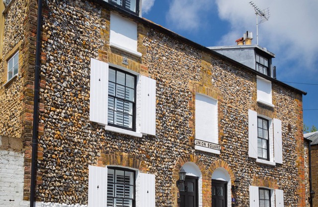 2 bedroom cosy cottage 1 minutes' walk from the beach, pubs, restaurants & shops