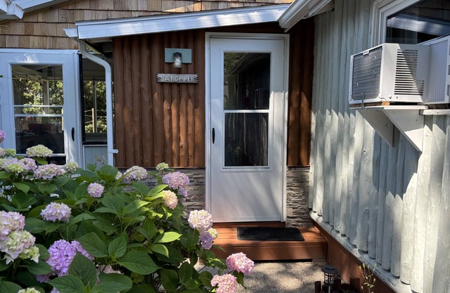 Cozy Lakeside Cottage | Boat Slip | Beach | Kayaks