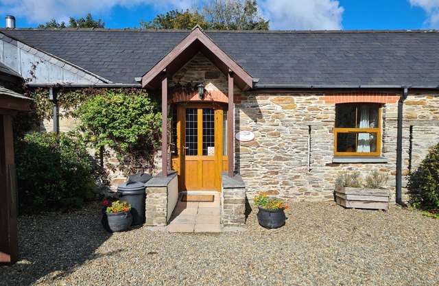 SANDPIPER COTTAGE, pet friendly, avec piscine en Llanboidy, Réf 924598