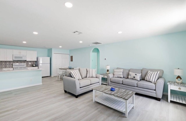 Sandpiper Suite- Cute 2BR Fenced Yard Pet Friendly