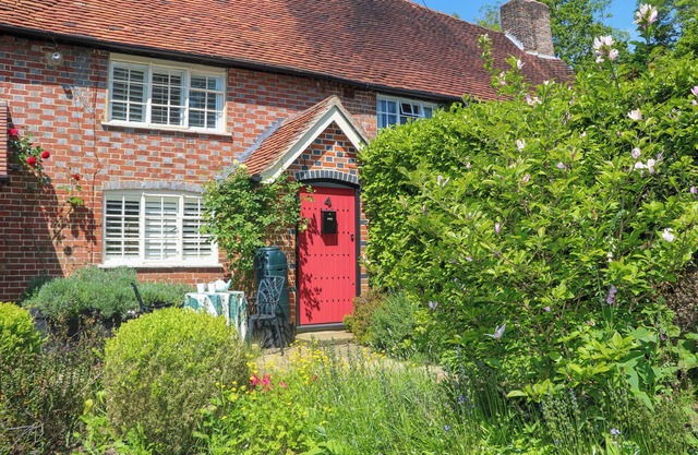 SANDROCK SPRINGS, pet friendly, character holiday cottage in Petworth