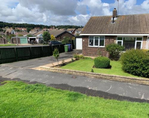 Sands Lane Retreat - Cozy Bungalow in Hunmanby