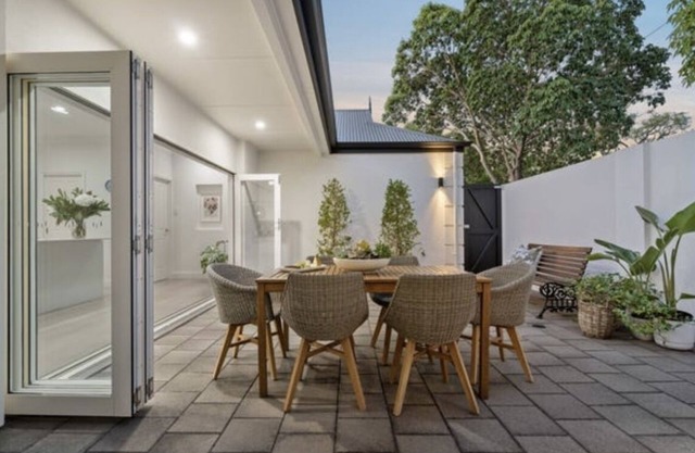 Sandstone Villa In City Fringe Location
