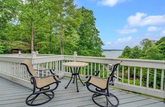 Bienvenue à "Blue Lake Escape"! (anciennement "Buddy's Bliss") Accueil Ranch Lakefront avec magnifique SANDY BEACH!
