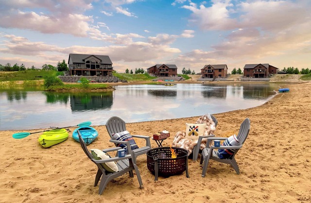 Waterfront Beach Lake House: Perfect for Families!