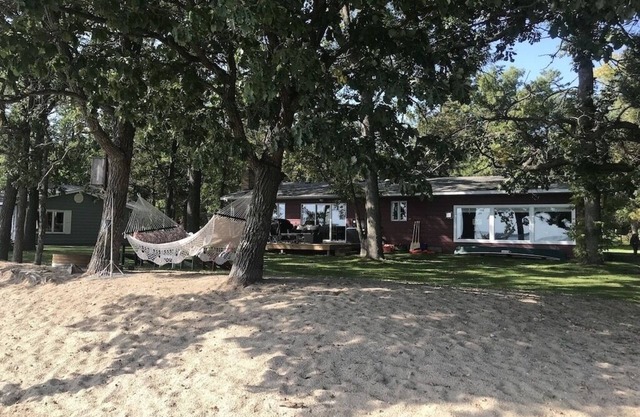 Escapade sur la plage de sable, ponton inclus avec les tarifs d'été! Magnolia a inspiré la maison.