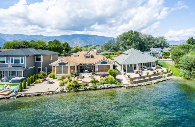 Lake Chelan Waterfront home and a private boat slip!