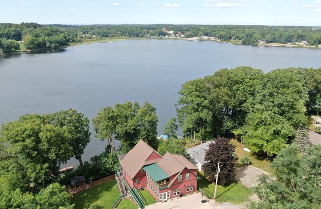 Sandy Beach Accessible Knotty Pine Lodge w / 47 acres boisées!