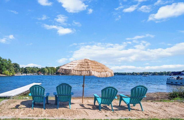 Sandy Beachfront Lakehouse with Amazing Views!
