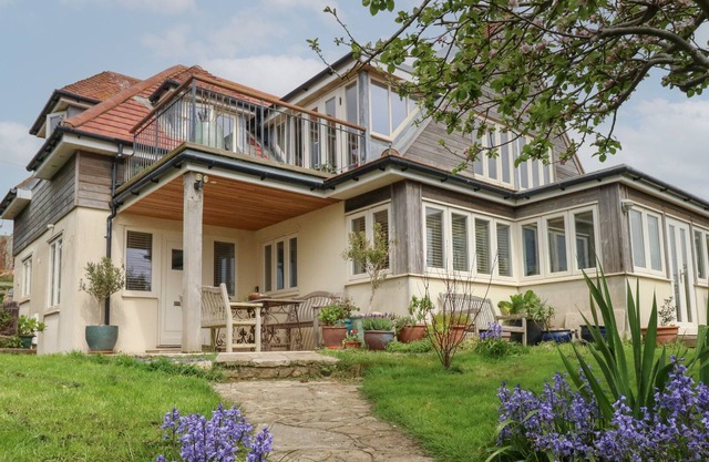 SANDY COMBE, pet friendly, country holiday cottage in West Bay