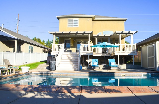 Sandy Pool House, Bar, Hot Tub and Gym, Sleeps 11!