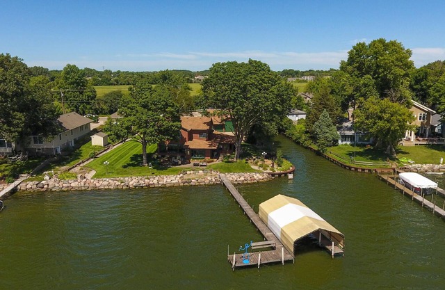 Sandy Shore Beach House: Lake Minnetonka