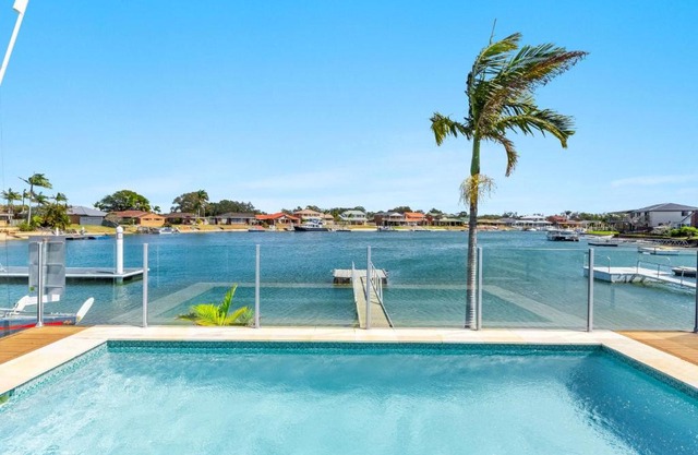 Sandy Shores - Absolute Waterfront & Swimming pool