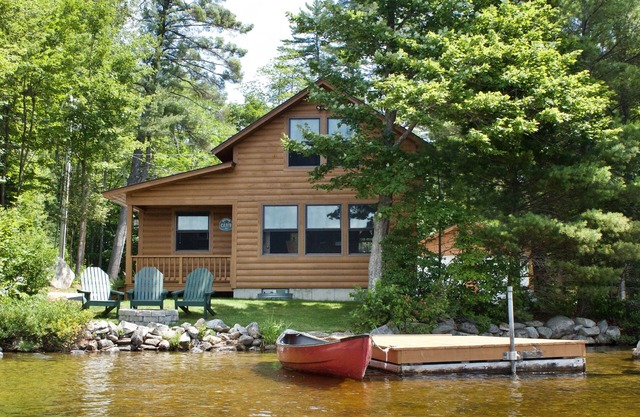 Sandy Waterfront Cabin sur Howard Pond. Grandes vacances de feuillage.