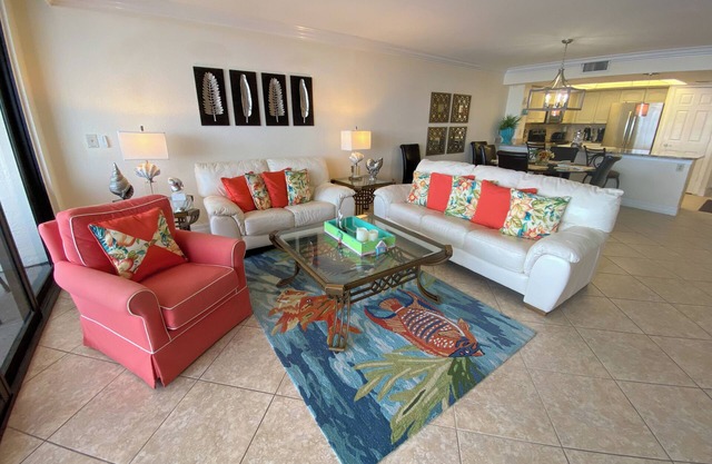 Vues sur l'eau avec condo plage privée à Sanibel Harbor Resort