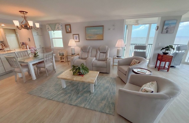 Sanibel Harbour Resort Harbour Tower 1017: Luxury waterfront condo with expansive views.