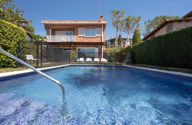SANT MATEU Maison pour 8 avec jardin et piscine privée, barbecue
