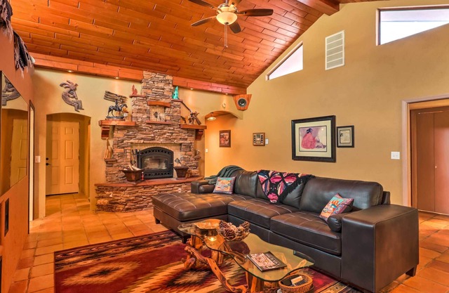 NOUVEAU! Santa Teresa Home w / 2 Patios Près d'El Paso!
