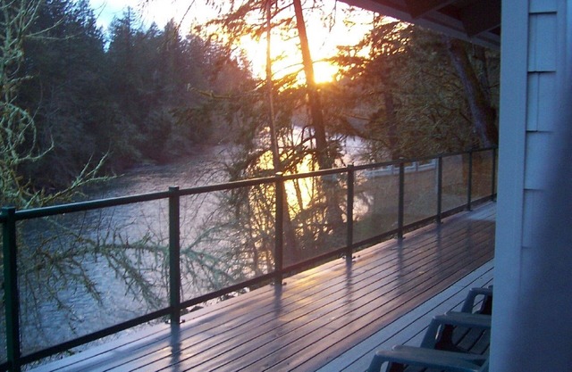 "Santiam RiverHaus" "Une maison de vacances privée Riverfront près de Salem Oregon"