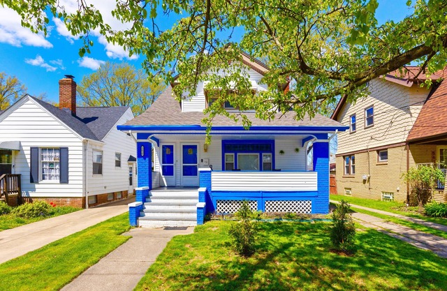 Sapphire Haven: Spacious 2BR Lower Unit Retreat | Laundry, Parking & Safe Location 8 Min To Airport