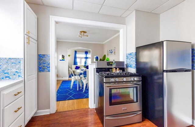 Sapphire Haven: Spacious Family 6BR Triplex | Laundry, Parking, Safe Location 8 Min to Airport